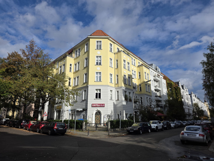 Das Galaxy Z Fold 7 belichtet die Schatten dunkler. (Bild: Tobias Költzsch/Golem)